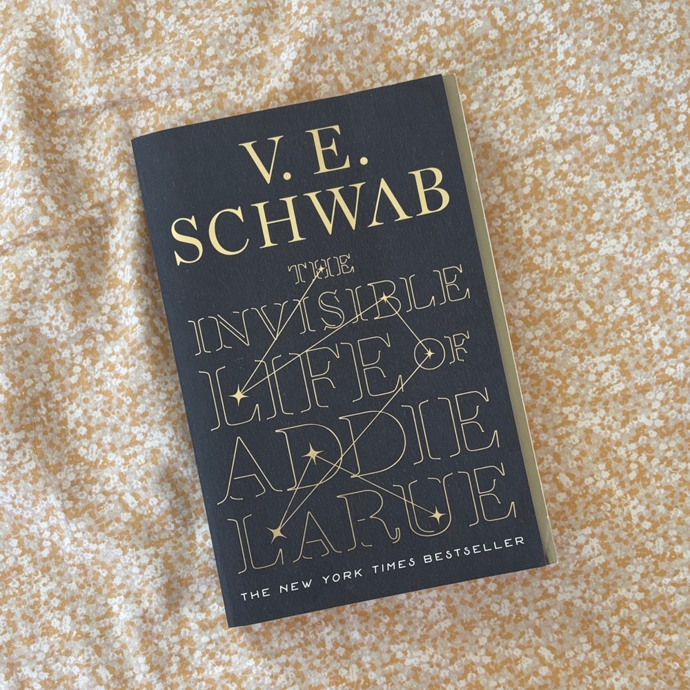 V.E. Schwab "The Invisible Life of Addie LaRue" — Black & Gold Paperback